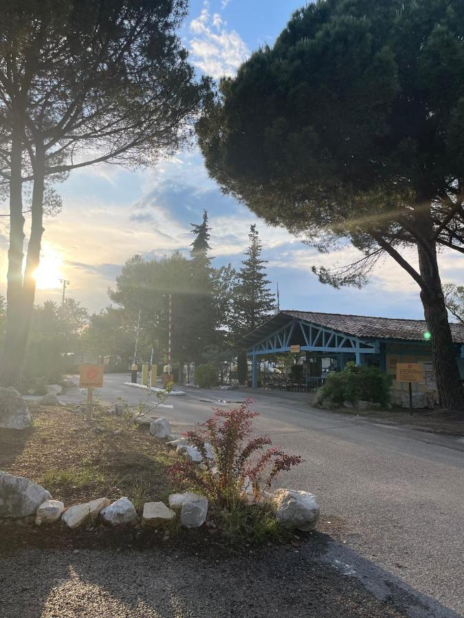 Mobil-Home Au Pied Du Luberon La Roque-d'Antheron Dış mekan fotoğraf