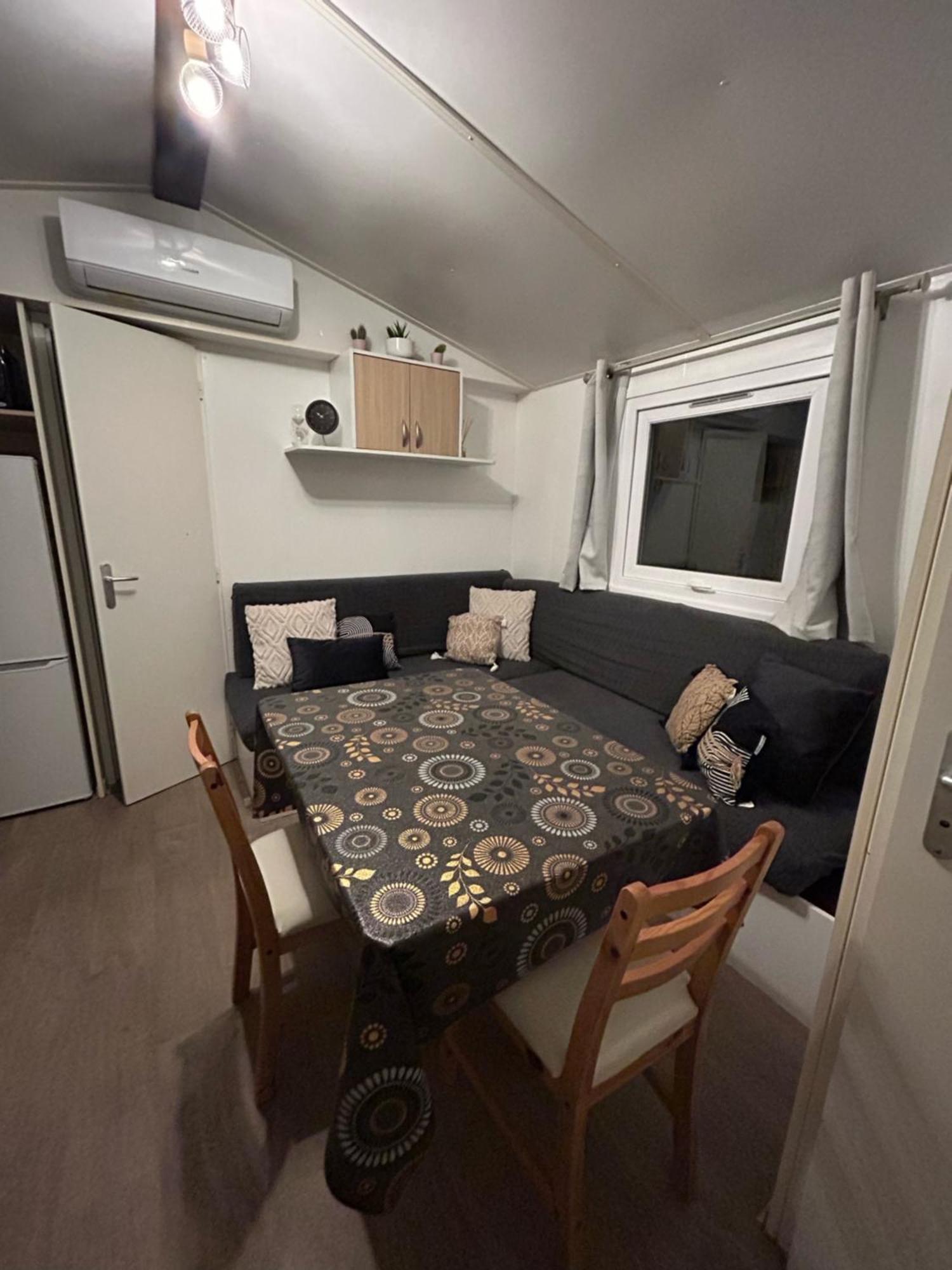 Mobil-Home Au Pied Du Luberon La Roque-d'Antheron Dış mekan fotoğraf