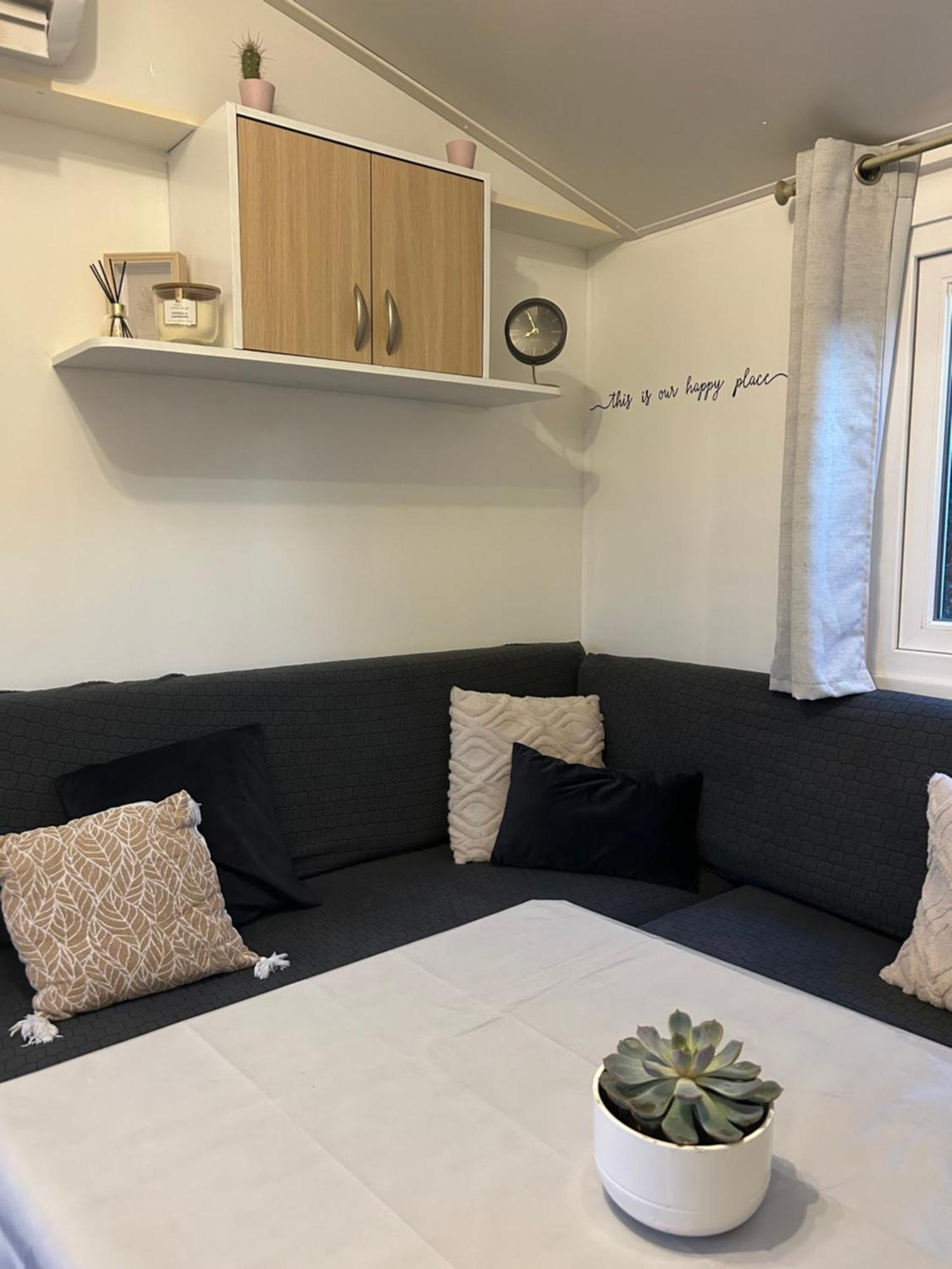Mobil-Home Au Pied Du Luberon La Roque-d'Antheron Dış mekan fotoğraf
